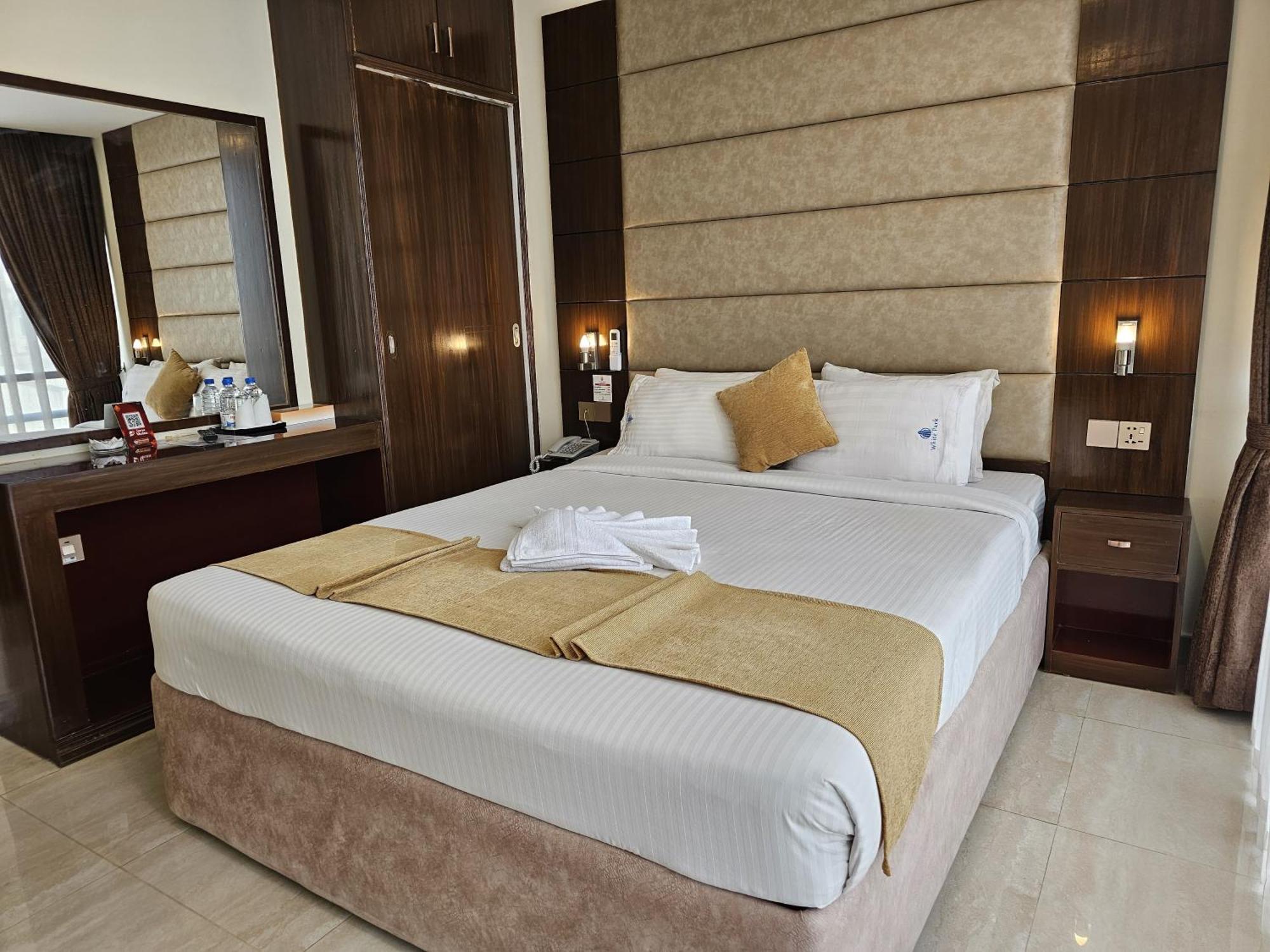 White Park Hotel & Suites Chittagong Dış mekan fotoğraf