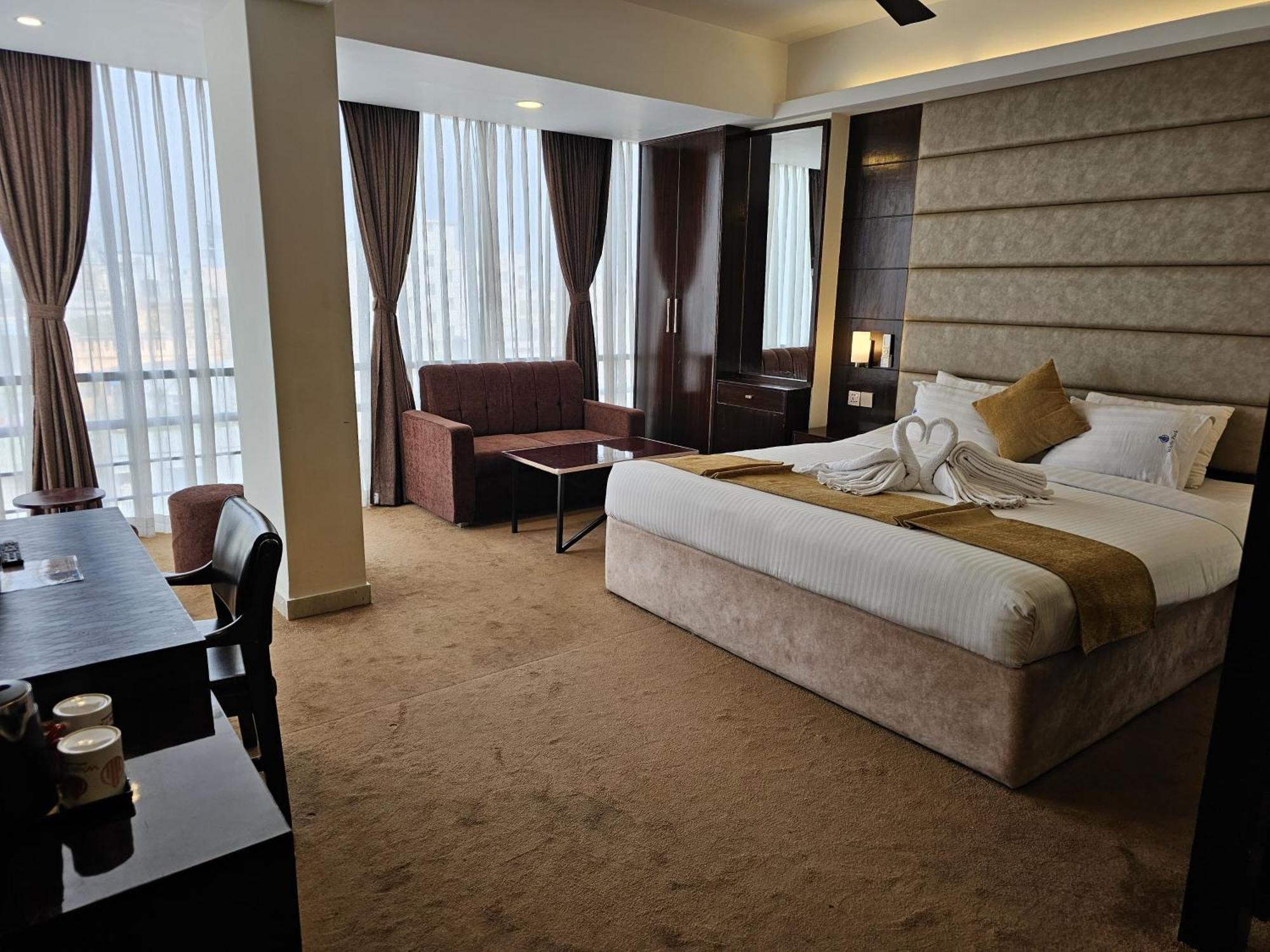 White Park Hotel & Suites Chittagong Dış mekan fotoğraf